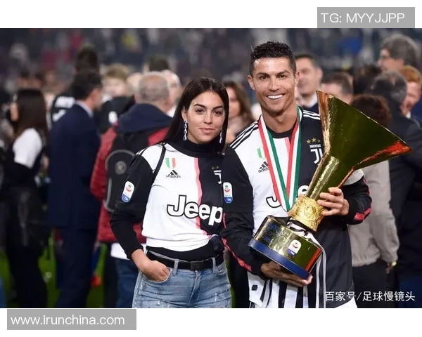 足球明星与妻子甜蜜亲吻视频曝光引发粉丝热议感动无数网友点赞支持