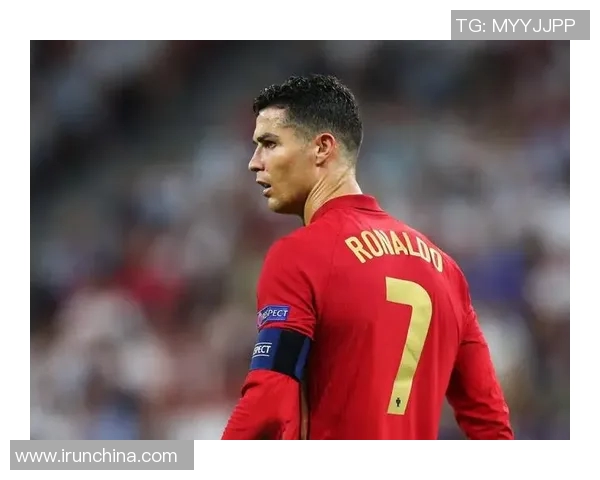 足球明星驾驶翅膀飞翔的豪车展现速度与激情的完美结合